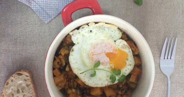 Irresistible pisto de verduras con su huevo a la plancha