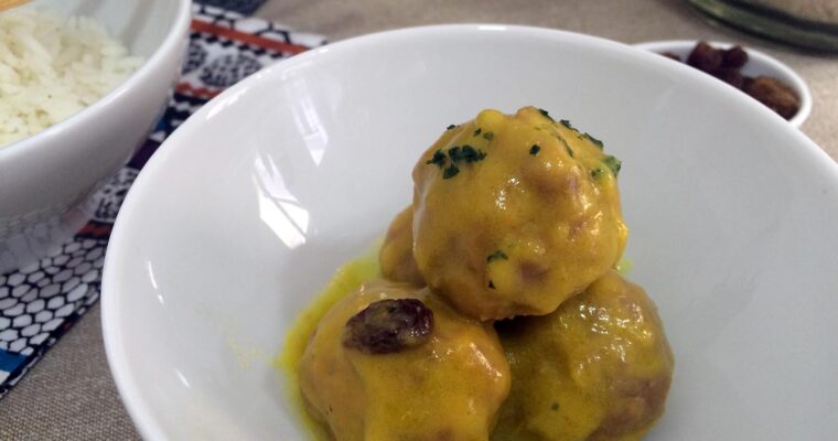 Albóndigas de pollo al curry con arroz basmati
