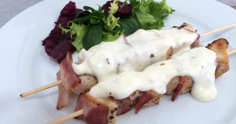 Brochetas de pollo y bacon con salsa de gorgonzola