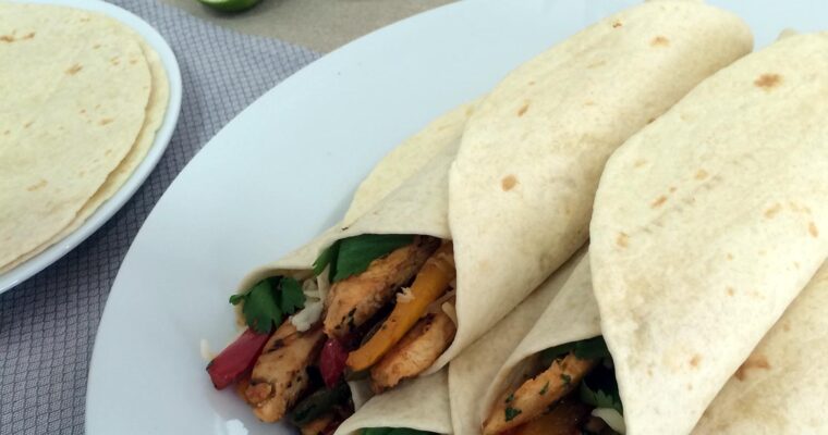 Fajitas de pollo. Cena tex-mex con amigos