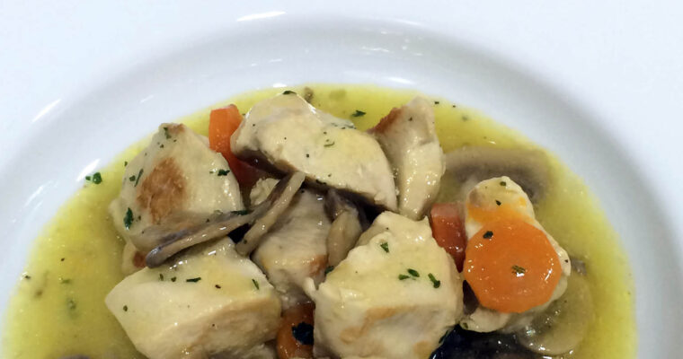 Guiso de pollo y champiñones. Receta casera